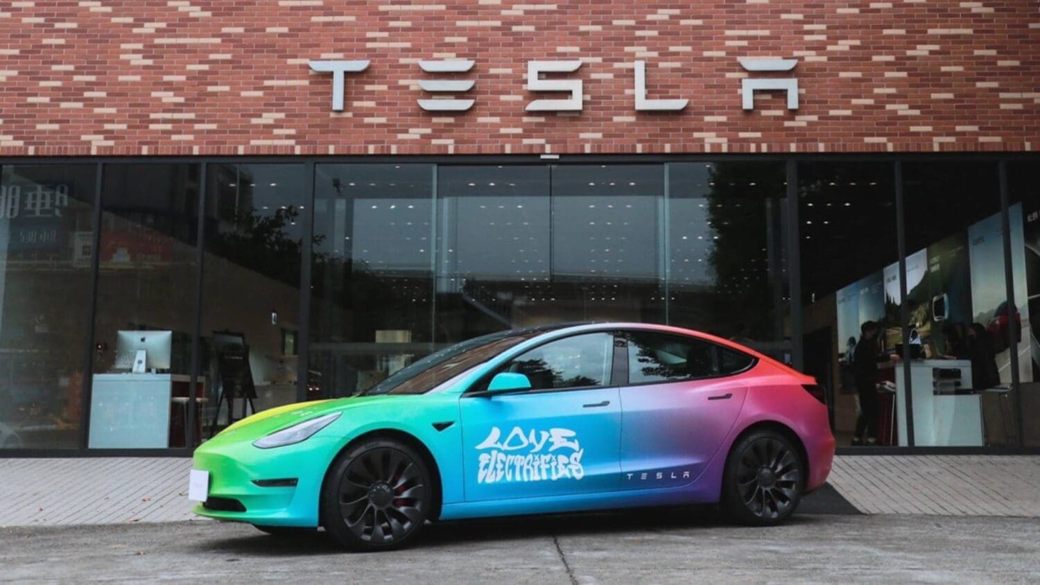 亞洲首輛彩虹 Model Y現有機會體驗！　快報名Tesla「與驕傲同行」全新塗鴉設計活動