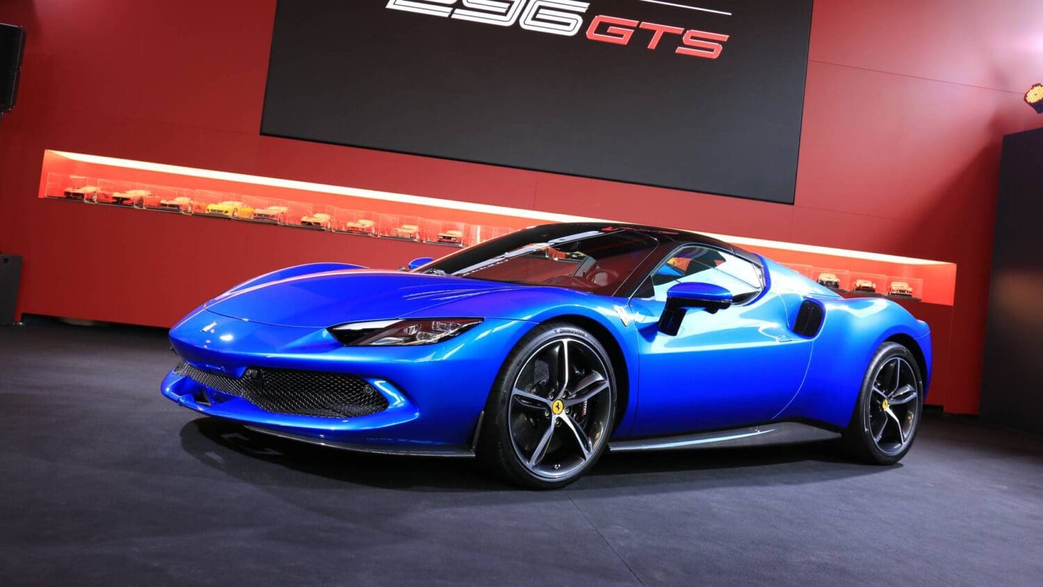 法拉利296 GTS敞跑1,822萬元登場！　14秒享上空快感＋830匹馬力