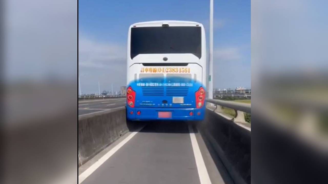 遊覽車「誤入歧途」塞滿機慢車道！都是導航惹的禍？　網：不意外的說詞