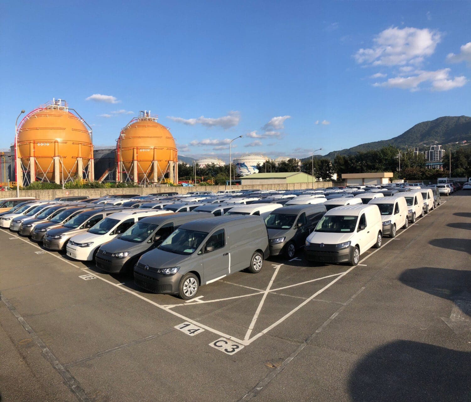 福斯商旅Caddy Cargo商用車大量到港！　歲末再加碼迎接後疫情商機