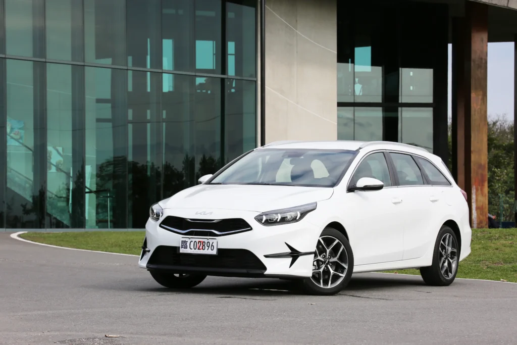 KIA Ceed Sportswagon MHEV小改款車型升級成輕油電動力，並為歐洲製造進口，全部升級價值10萬元，但售價維持持小改前的109.9萬元！