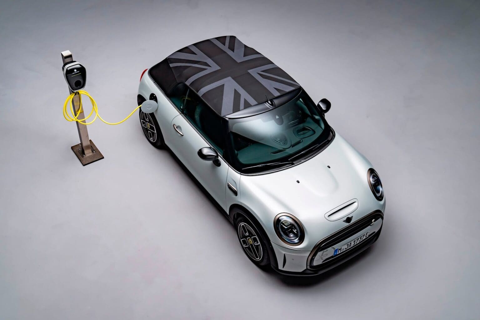 MINI Cooper SE Convertible電動敞篷亮相 限量999台只限歐洲 - CarFun 玩車誌|玩樂生活、輕鬆懂車