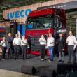 純正歐霸！全新IVECO S-WAY撼動登台與主管合影，(左起) 常榮機械 商用車事業處業務經理 鄧子維、副董事長 林秋滿、義大利駐台辦事處主任 孔德明 Enrico Condemi、安東集團執行長 阮信榮、安東集團創辦人 周宜壽、安東集團 董事長 周佳君、IVECO亞洲地區銷售總監 Amelia Michelangelo、義大利駐台辦事處 副主任 陸意佶Luigi Raffone、常榮機械 副總經理 陳輝陽、常榮機械 商用車事業處產品經理 林建良。