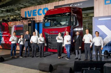 純正歐霸！全新IVECO S-WAY撼動登台與主管合影，(左起) 常榮機械 商用車事業處業務經理 鄧子維、副董事長 林秋滿、義大利駐台辦事處主任 孔德明 Enrico Condemi、安東集團執行長 阮信榮、安東集團創辦人 周宜壽、安東集團 董事長 周佳君、IVECO亞洲地區銷售總監 Amelia Michelangelo、義大利駐台辦事處 副主任 陸意佶Luigi Raffone、常榮機械 副總經理 陳輝陽、常榮機械 商用車事業處產品經理 林建良。