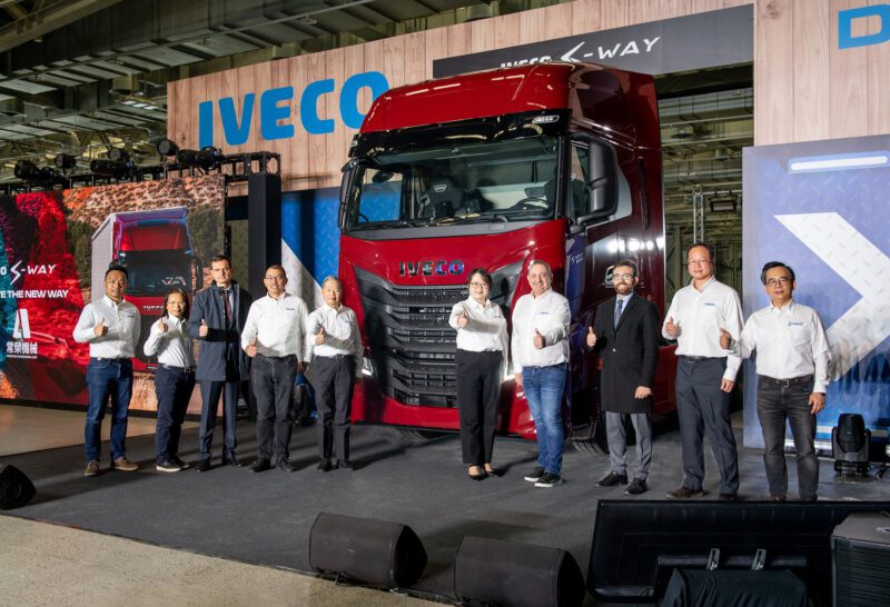 純正歐霸！全新IVECO S-WAY撼動登台與主管合影，(左起) 常榮機械 商用車事業處業務經理 鄧子維、副董事長 林秋滿、義大利駐台辦事處主任 孔德明 Enrico Condemi、安東集團執行長 阮信榮、安東集團創辦人 周宜壽、安東集團 董事長 周佳君、IVECO亞洲地區銷售總監 Amelia Michelangelo、義大利駐台辦事處 副主任 陸意佶Luigi Raffone、常榮機械 副總經理 陳輝陽、常榮機械 商用車事業處產品經理 林建良。