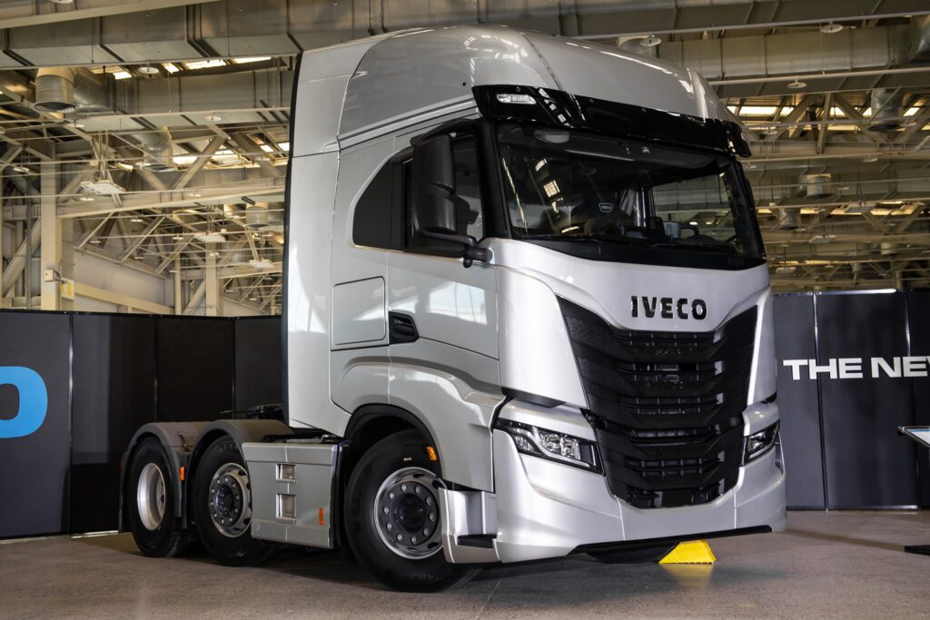 全新IVECO S-WAY符合歐盟六期排放法規、擁有先進安全科技、強而有力的動能操控、優異油耗表現。