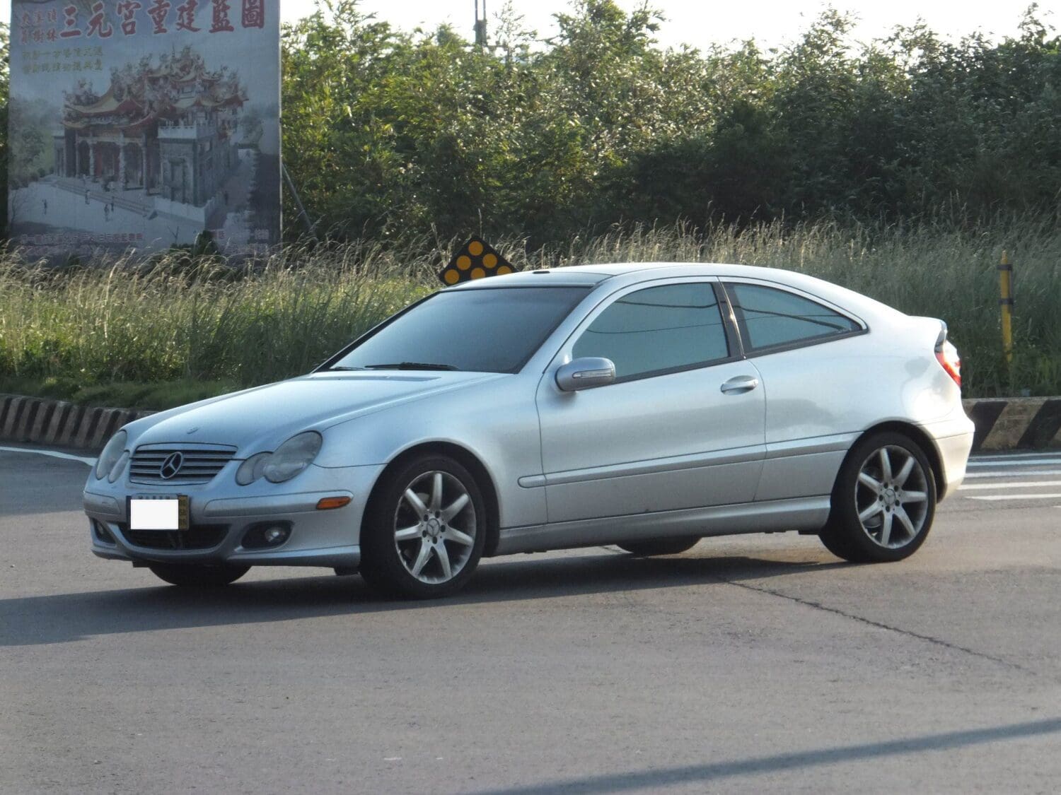 小花生米頭燈上身　代號W203的Mercedes Benz C-Class看起來很大氣(下)！