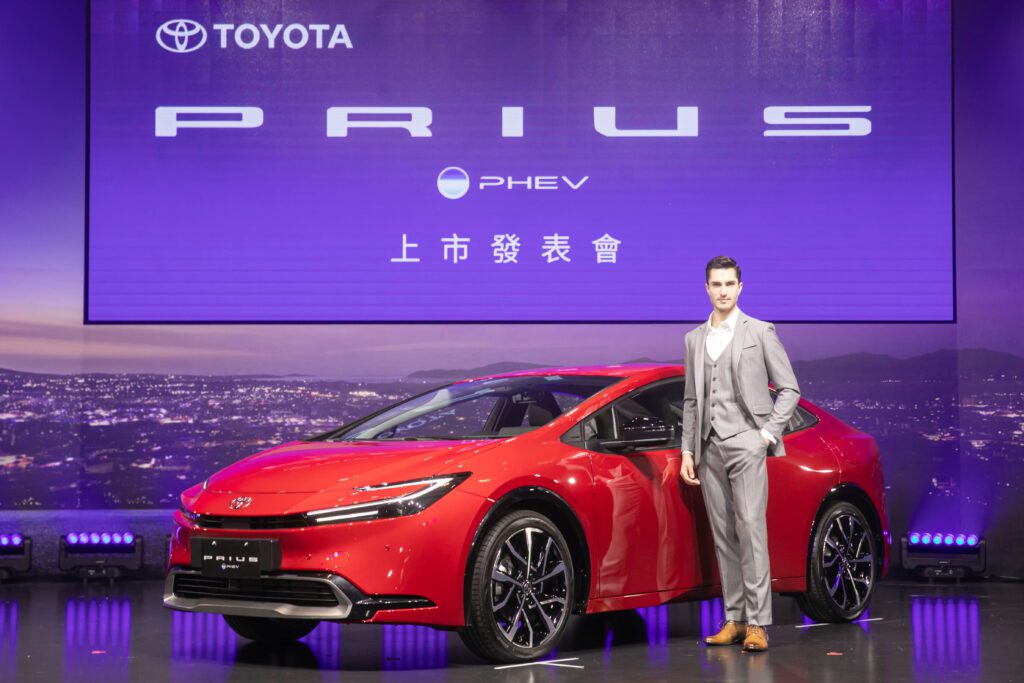 Toyota全新第五代Prius PHEV正式上市，並提供旗艦與鉑金兩種車型，售價分別為129.5與137.5萬元。