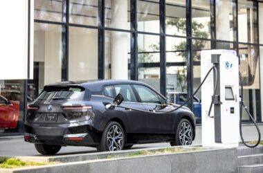 BMW總代理汎德攜手全台經銷商建置最高充電功率可達350kW的BMW i高速充電站，iX xDrive50最快僅需6分鐘就能補充100km續航里程。