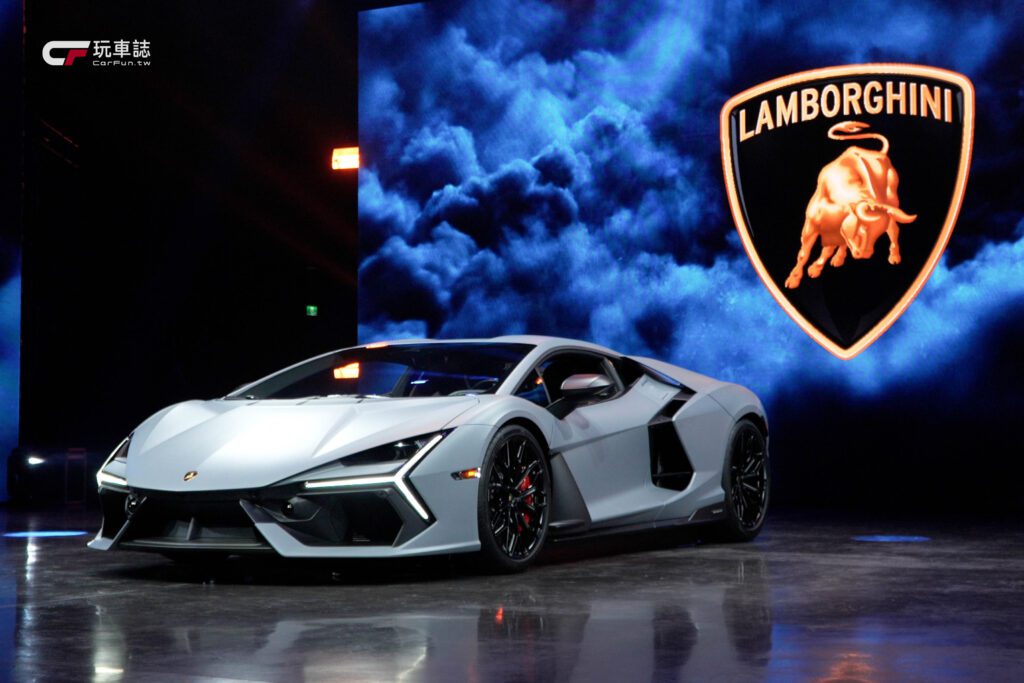 Lamborghini首部V12 混合動力超跑—Revuelto於臺北流行音樂中心首度在臺亮相。