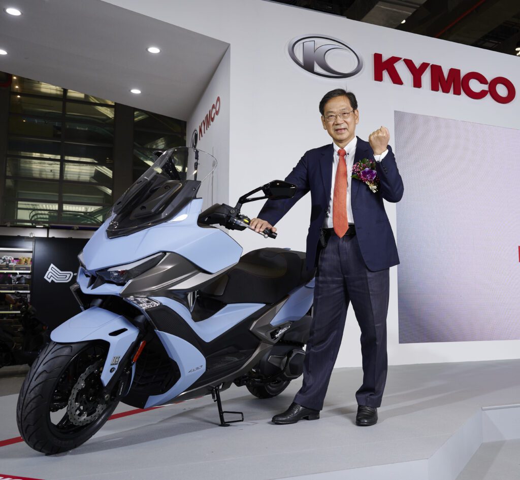 年初在歐洲上市就好評不斷的KYMCO Xciting VS 400今日在台重磅登場！光陽集團柯俊斌執行長公佈 Xciting VS 400建議售價為208,000元，並提供購車優惠。