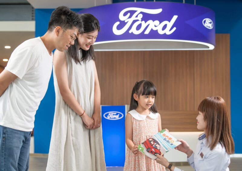 消費者自8/17起，造訪全台新世代升級之Ford經銷據點，在體驗品牌貼心服務的同時，可洽詢及免費領取「我們家的BuBu車」兒童交通安全遊戲書，數量有限，贈完為止。