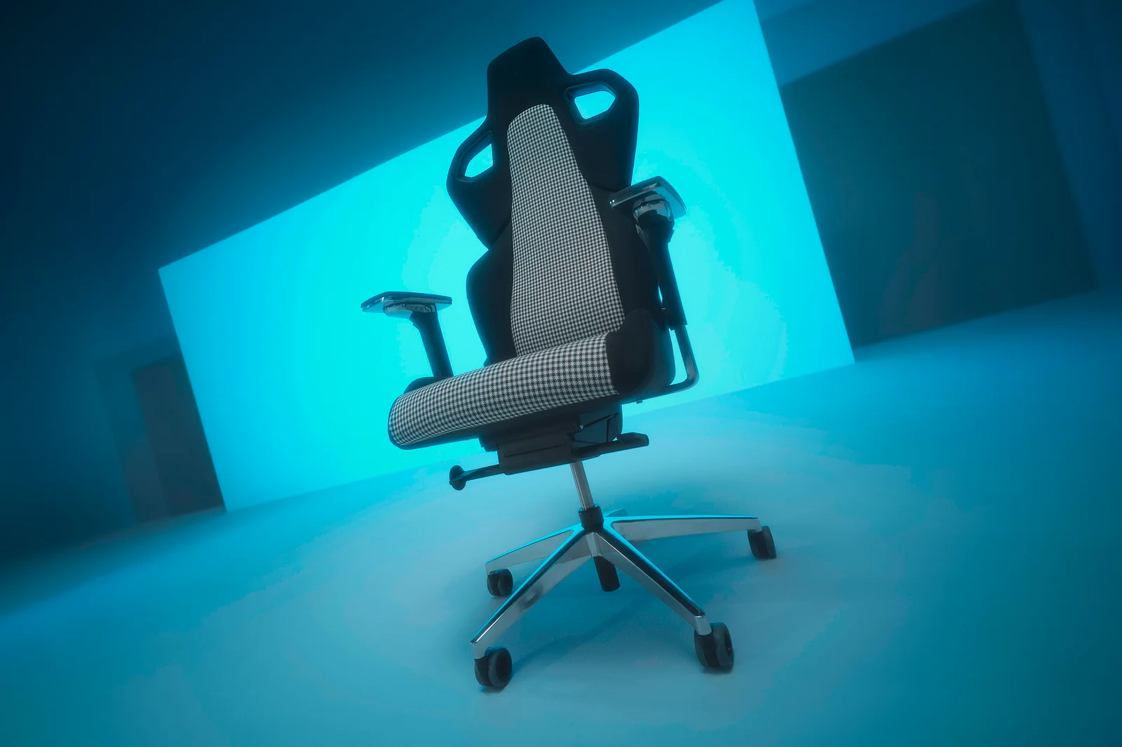 保時捷與Recaro打造限量電競椅　經典千鳥紋椅面引起關注