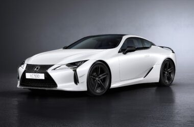 Lexus LC Limited Edition以幻霧白外鈑色搭配21 吋燻黑鍛造鋁圈及燻黑套件，前保險桿採獨特擾流鰭片設計，展現旗艦GT跑車之獨特魅力。(圖片提供：和泰)