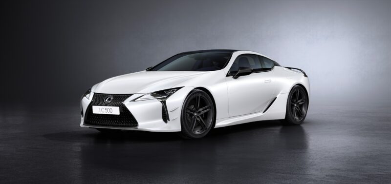 Lexus LC Limited Edition以幻霧白外鈑色搭配21 吋燻黑鍛造鋁圈及燻黑套件，前保險桿採獨特擾流鰭片設計，展現旗艦GT跑車之獨特魅力。(圖片提供：和泰)