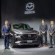 左起: 台灣馬自達總經理 劉建良、MAZDA CX-60 產品主查 - Shibata Kohei 柴田 浩平與ALL-NEW MAZDA CX-60首席設計師 - Tamatani Akira玉谷 聡一同宣布全新世代旗艦休旅MAZDA CX-60顛覆休旅市場正式上市。(圖片提供：Mazda Taiwan)