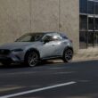 24 年式 MAZDA CX-3 導入 20S Vivid Edition 車型，結合深受年輕族群喜愛的雙色外觀、雙色 18 吋鋁圈、藍黑雙色內飾搭配麂皮質感運動化座椅，售價維持 92.9 萬，有感進化不加價。(圖片提供：台灣馬自達)