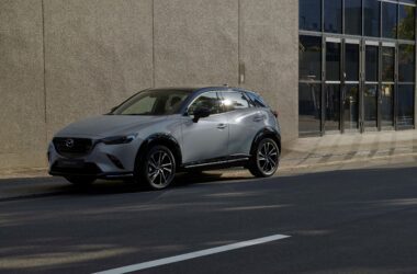 24 年式 MAZDA CX-3 導入 20S Vivid Edition 車型，結合深受年輕族群喜愛的雙色外觀、雙色 18 吋鋁圈、藍黑雙色內飾搭配麂皮質感運動化座椅，售價維持 92.9 萬，有感進化不加價。(圖片提供：台灣馬自達)