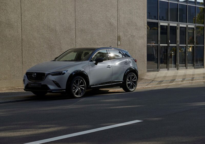 24 年式 MAZDA CX-3 導入 20S Vivid Edition 車型，結合深受年輕族群喜愛的雙色外觀、雙色 18 吋鋁圈、藍黑雙色內飾搭配麂皮質感運動化座椅，售價維持 92.9 萬，有感進化不加價。(圖片提供：台灣馬自達)