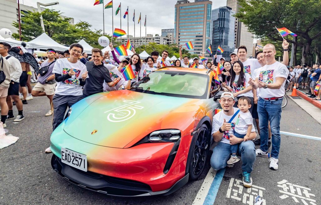 台灣保時捷首度參加 Taiwan Pride遊行活動，除了支持LGBTQ+社群的平權主張，也以具體行動實踐保時捷對多元共融價值的承諾，與社會同行，打造平等、包容的社會。(圖片提供：台灣保時捷)