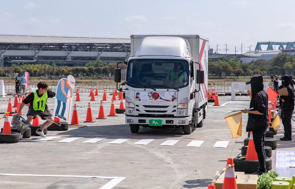 比賽車輛統一使用ISUZU六期NLR 5噸手排貨車供職人們車技比拚。(圖片提供：台北合眾)