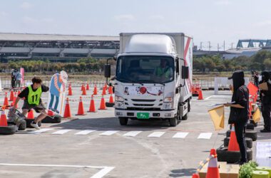 比賽車輛統一使用ISUZU六期NLR 5噸手排貨車供職人們車技比拚。(圖片提供：台北合眾)