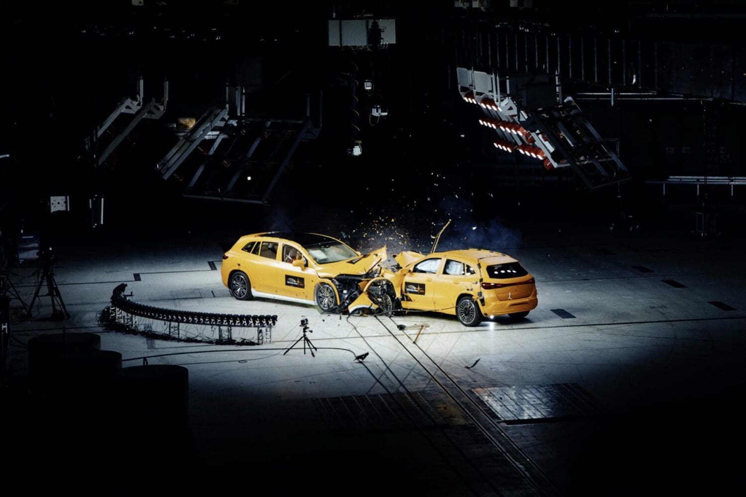 Mercedes-Benz 首創公開電動車撞擊測試結果