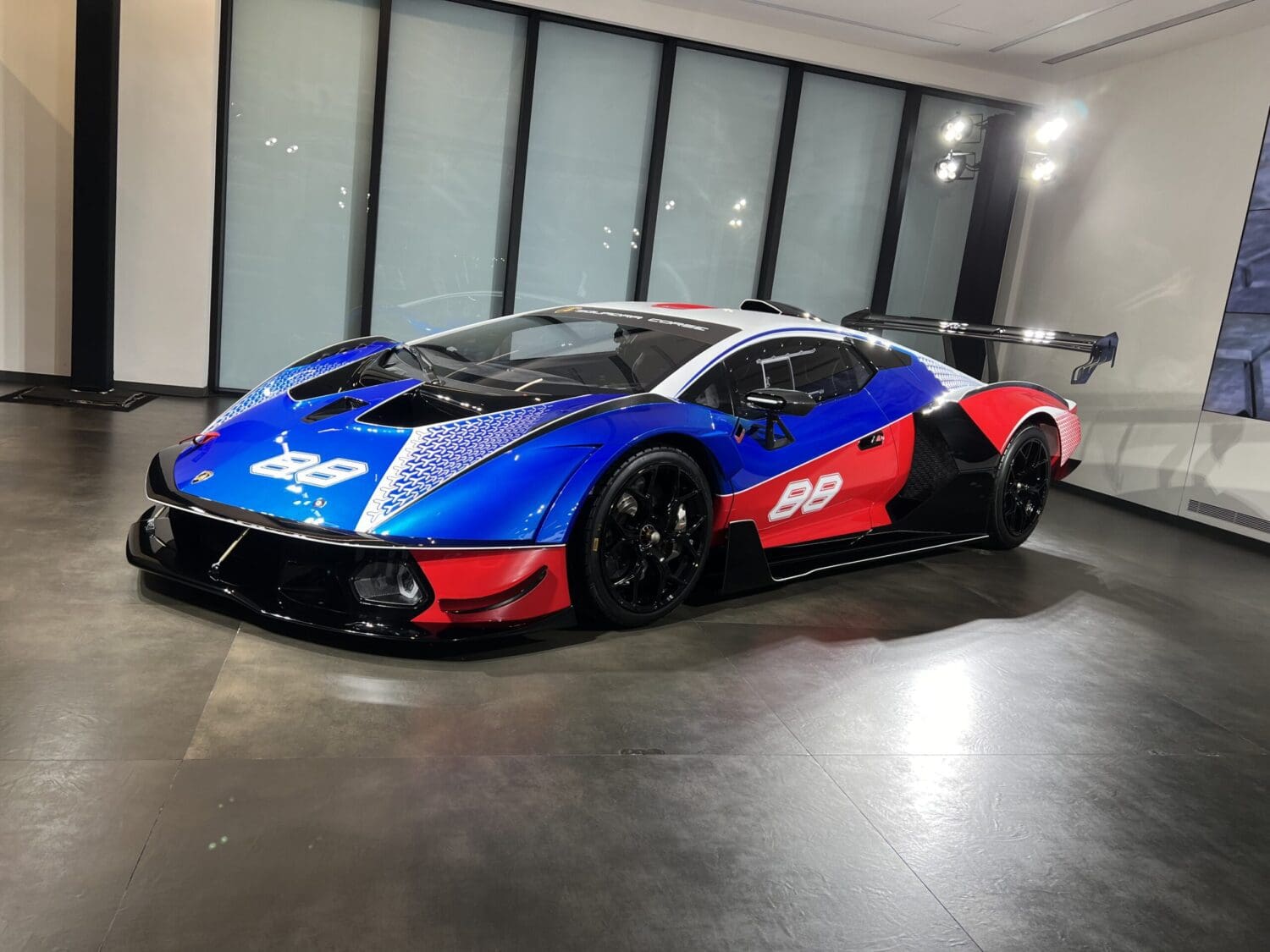 藍寶堅尼Essenza SCV12臺灣有兩台！　搶眼國旗塗裝撼動2024台北車展