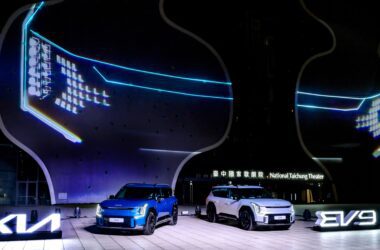 純電智慧旗艦LSUV -Kia EV9首度創世登場，並以279.9、299.9萬元展開預售，洽好避開奢侈稅300萬元門檻！(圖片提供：Kia)