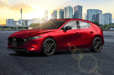 為了讓車主可以無後顧之憂地享受 MAZDA 獨一無二的駕馭樂趣，MAZDA3 全面搭載全速域主動車距控制巡航系統 (MRCC) 與巡航模式車道維持輔助系統 (CTS) 可有效降低駕駛疲勞，實現全速域的巡航體驗。(圖片提供：台灣馬自達)