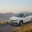 Tiguan Allspace 380 TSI R-Line Performance 車型外觀以R-Line Performance 專屬外觀套件 / Black Style 黑化風格套件點綴，配置 4MOTION Active Control 主動式智慧型四輪驅動系統，搭配Progressive Steering 動態齒比轉向輔助系統，同時新增 DCC 主動式底盤控制系統（車身降低10mm），達到同級最佳的操控性。(圖片提供：VW)