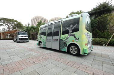 ARTC自駕隊列技術亮眼登場，透過低延遲車間通訊、智慧路口決策及異質車隊控制，成功將隊列技術應用於市區道路。(圖片提供：財團法人車輛研究測試中心)