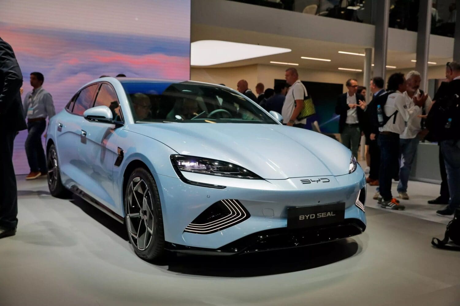 中國電動車在歐盟銷售恐受阻　調查人員前往中國實地勘查