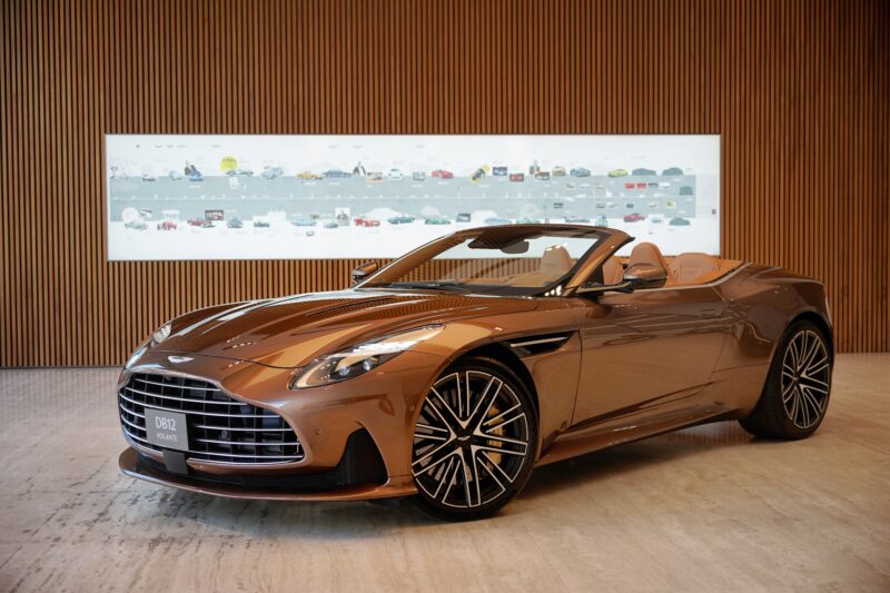 Aston Martin DB12 Volante 基本車價新台幣 1,388 萬起，並預計於 2024 年第 2 季開始交車。(圖片提供：Aston Martin)