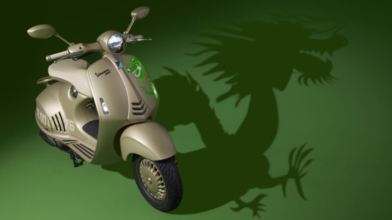 Vespa 特地在農曆新年臨近之際，全球同步發表「Vespa 946龍年限定特仕版」，於香港”龍”重亮相。(圖片提供：Vespa)