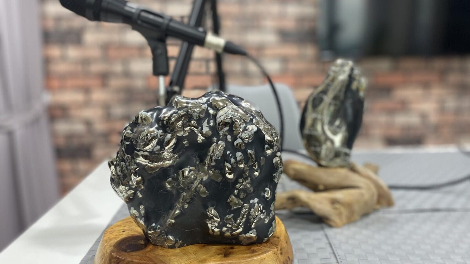 閃著銀白金屬光澤的瑰寶　龍紋石的美與珍貴令人驚嘆！