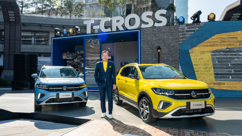 小改款VW T-Cross 推出魅力新色淨霧藍與日耀黃，外觀動感活潑、車室機能多變實用、主／被動安全配備超越同級，在 A0 級距 SUV 廣受歡迎，日前線上預售獲消費者熱烈迴響。(圖片提供：VW)