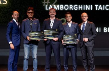 Lamborghini 臺灣總代理嘉鎷興業於全球評比中脫穎而出，Lamborghini Kaohsiung 服務中心榮頒 2023 Lamborghini Heroes Dealer Excellence Awards After Sales Category 全球冠軍、亞太區冠軍，Lamborghini Taichung 服務中心緊隨其後獲頒亞太區亞軍獎項。(圖片提供：嘉鎷興業)