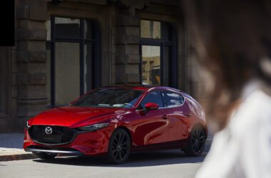 2024 年 2 月入主持續蟬聯中型進口房車市場銷售冠軍的 MAZDA3 即享 5 年原廠保固。(圖片提供：台灣馬自達)