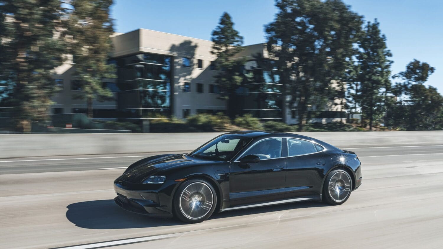 小改款Porsche Taycan官方測試照曝光