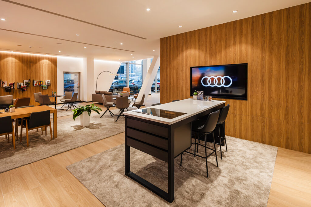 Audi Progressive Retail 的設計哲學著重於打造舒適、令人放鬆的空間，希望每一位踏入Audi 展示中心的Audi Family 車主及消費者皆能體會「如家一般」的感受。(圖片提供：台灣奧迪)