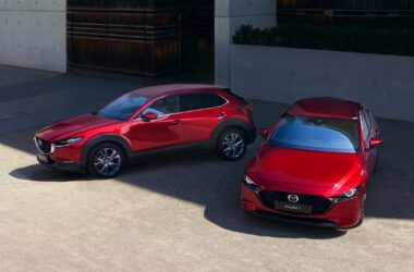 本月入主都會時尚房車 MAZDA3 及都會跨界休旅 MAZDA CX-30 兩款 MAZDA 銷售主力車型，即可以「10 萬元購車低頭款」輕鬆入主，同時再享「5 年原廠保固」。(圖片提供：台灣馬自達)