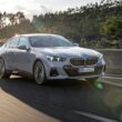 全新世代BMW 5系列超越當代的亮眼表現持續驚豔世界，奪下2024年度World Car Awards大獎肯定，透過超越對手的燃油與電能科技實力、寬敞舒適的座艙空間以及創新前衛的頂尖科技，成功拿下World Luxury Car 2024年度世界最佳豪華車獎項。(圖片提供：汎德)