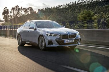 全新世代BMW 5系列超越當代的亮眼表現持續驚豔世界，奪下2024年度World Car Awards大獎肯定，透過超越對手的燃油與電能科技實力、寬敞舒適的座艙空間以及創新前衛的頂尖科技，成功拿下World Luxury Car 2024年度世界最佳豪華車獎項。(圖片提供：汎德)