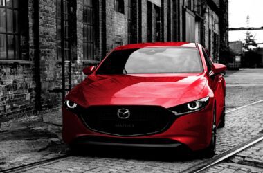 本月入主 MAZDA 熱銷主力車型 MAZDA3 與 MAZDA CX-30 立享 5 年原廠保固與 10 萬元購車低頭款。(圖片提供：台灣馬自達)