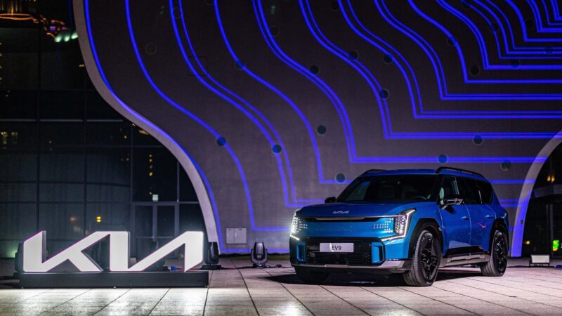 Kia EV9純電智慧旗艦LSUV榮奪2024Taiwan Car Of The Year車訊風雲獎「年度風雲車」與「最佳進口電動車」雙冠殊榮！(圖片提供：Kia)