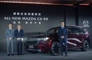 (依序由右而左) MAZDA 株式会社全球行銷暨銷售本部部長 山本次郎、MAZDA MOTOR TAIWAN 總經理 劉建良 與行銷部部長 秦聖傑 一同宣佈 MAZDA 全新世代品牌旗艦跑旅 ALL-NEW MAZDA CX-90 以 179 萬元起的正式售價搶占豪華七人座與旗艦商務六人座休旅市場。(圖片提供：台灣馬自達)