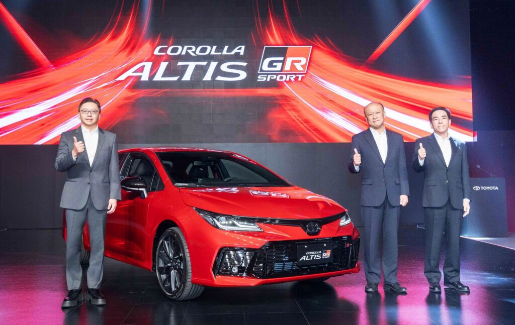 ALTIS GR SPORT全新改款於5月21日上市，重新定義極致駕馭體驗(左起和泰汽車蘇純興 總經理、日本豐田上田泰史 總工程師、國瑞汽車長沼一生 董事長)。(圖片提供：和泰)