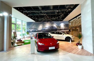 Tesla 五月份快閃進駐台北大直購物地標「NOKE 忠泰樂生活」打造結合電動車與家庭戶外生活風格的全新快閃體驗店，同時將於 5/11 於 NOKE 首次舉辦【Drive with Pride 與驕傲同行】永續講座。(圖片提供：Tesla)