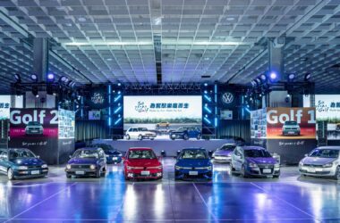 全球銷售 3,700 萬台經典掀背車 The Golf 歡慶叱吒風雲 50 週年，台灣福斯汽車隆重推出 50 週年限量 The Golf GTI Edition 50 經典紀念款、與限量 The Golf R Edition 50 經典紀念款向傳奇致敬。(圖片提供：VW)